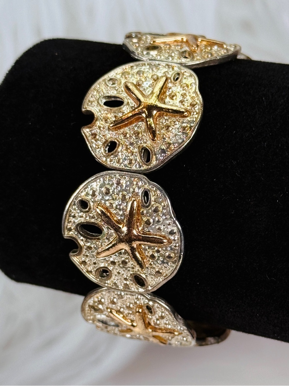 Vintage aged goldtone shell accent stretch bracelet